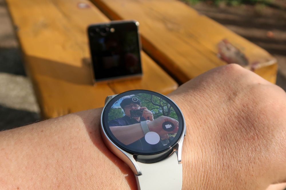Galaxy Z Flip5でフレックスモードを起動すると、Galaxy Watchでカメラコントロールが可能になる