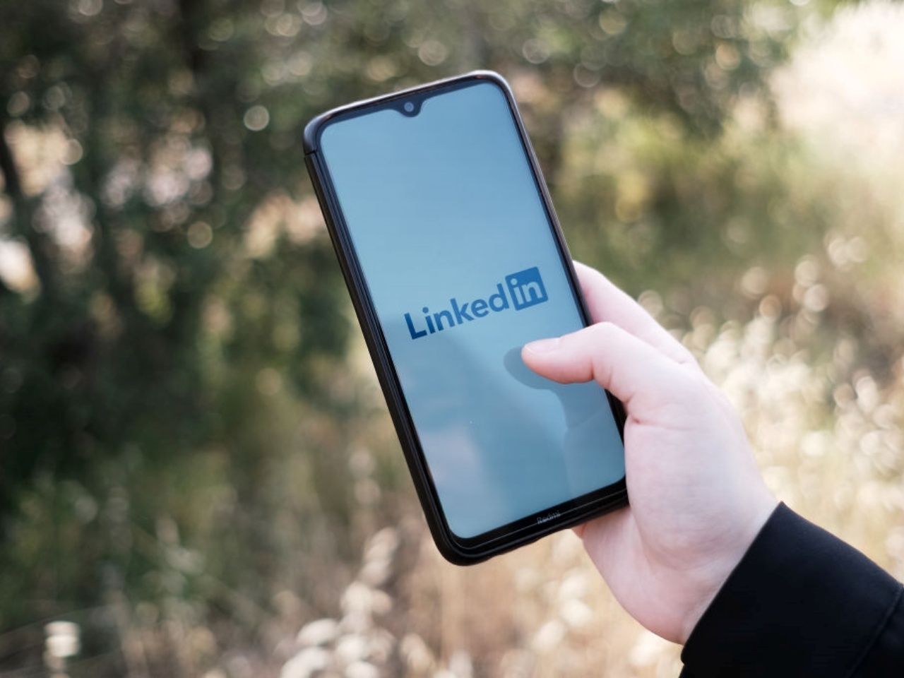 LinkedInを表示したスマホを持つ手