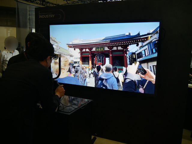 　デモストレーションでは、浅草の街を歩くと、さまざまな情報がグラス上に表示された。