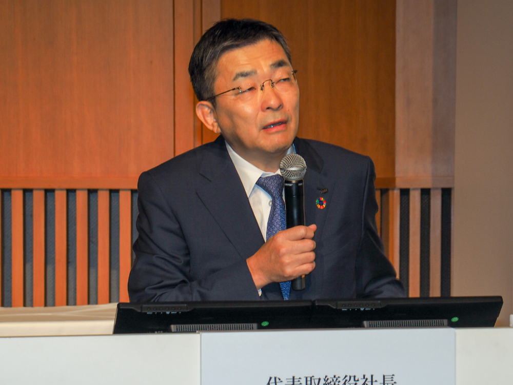 KDDI 代表取締役社長CEO 高橋誠氏は「auマネ活プラン」が出だし好調だと説明。同プランの契約とともに、店頭での「au PAYカード」「auじぶん銀行」などの契約が伸びているという