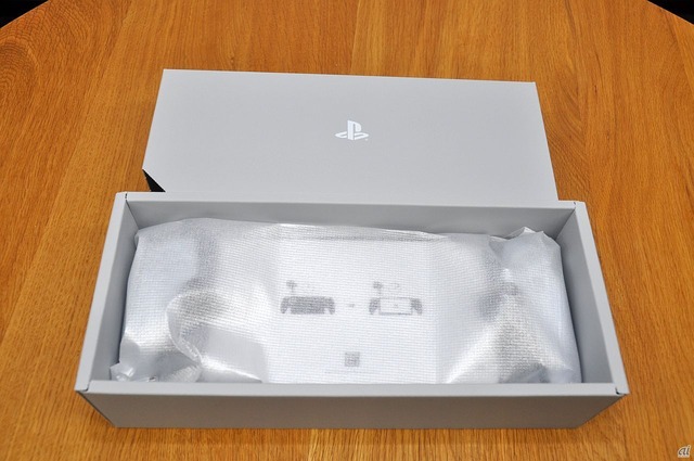 　内箱の中。PlayStation Portal本体と、充電用のUSB Type-Cケーブルが入っている。