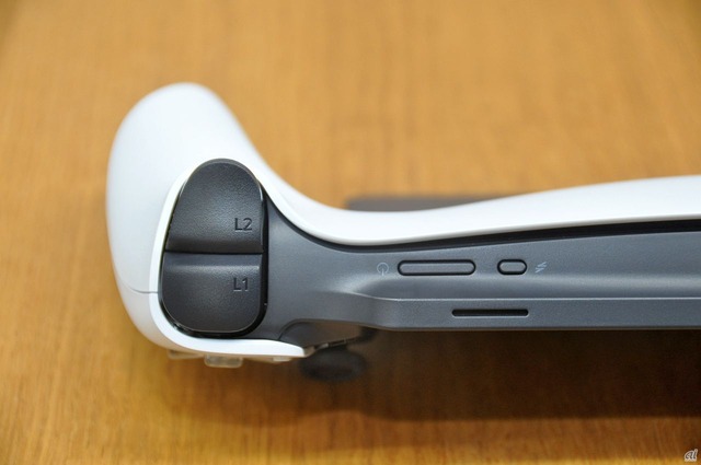 　本体左側の上部。電源ボタンの隣にあるのは、新たな無線規格「PlayStation Link」。今後発売されるワイヤレスイヤホン「PULSE Explore」や、ヘッドセット「PULSE Elite」といった、対応製品とペアリングするためのボタンとなっている。