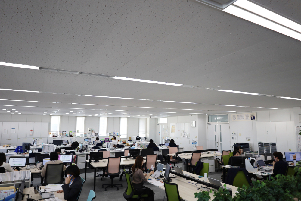 パナソニック京都ビルのオフィス階。照明は、外光の強さや人感センサーなどによって、自動制御されている