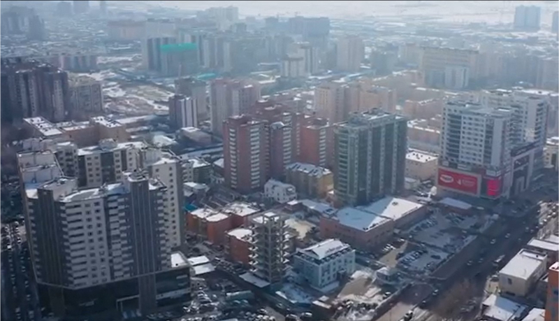 モンゴル首都ウランバートル市街地上空を飛行する物流専用ドローン「AirTruck」（写真中央）