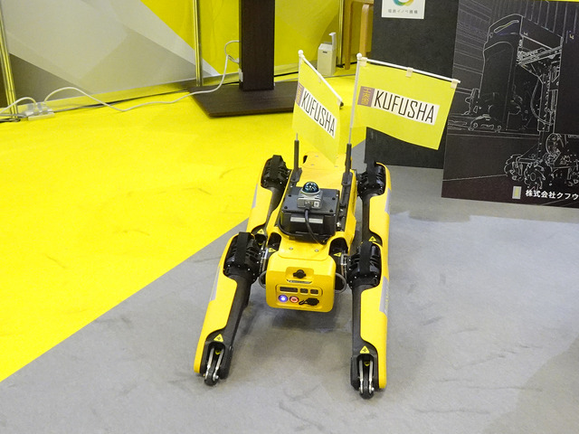 　立ち上がり、歩くなどなめらかな動きを見せていた、クフウシヤの四脚ロボット。外周フェンスや側溝、路面状況といった目視点検業務などを担うことを目的にしているという。火力発電所内の点検作業を自動化する試作を開発しているという。