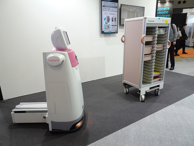 　すでに商品化されている、パナソニックの自律搬送ロボット「HOSPI」の新モデル「HOSPI Trail」。腹部に薬などを入れて運んでいたHOSPIに比べ、カートを別体として用意することでより多くの物を運べるほか、物を運んだあとロボットだけ元の場所に戻るなど、自由度の高い使い方が可能になった。すでに病院などへの導入が進んでいるという。