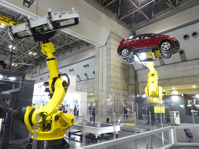 　大型のロボットを出展していたFUNACブース。写真は完成車体搬送ロボットで、最大2.3トンの可搬能力を持つという。動作領域が広いことも特徴で上下方向に最大6.2メートルの搬送が可能だ。