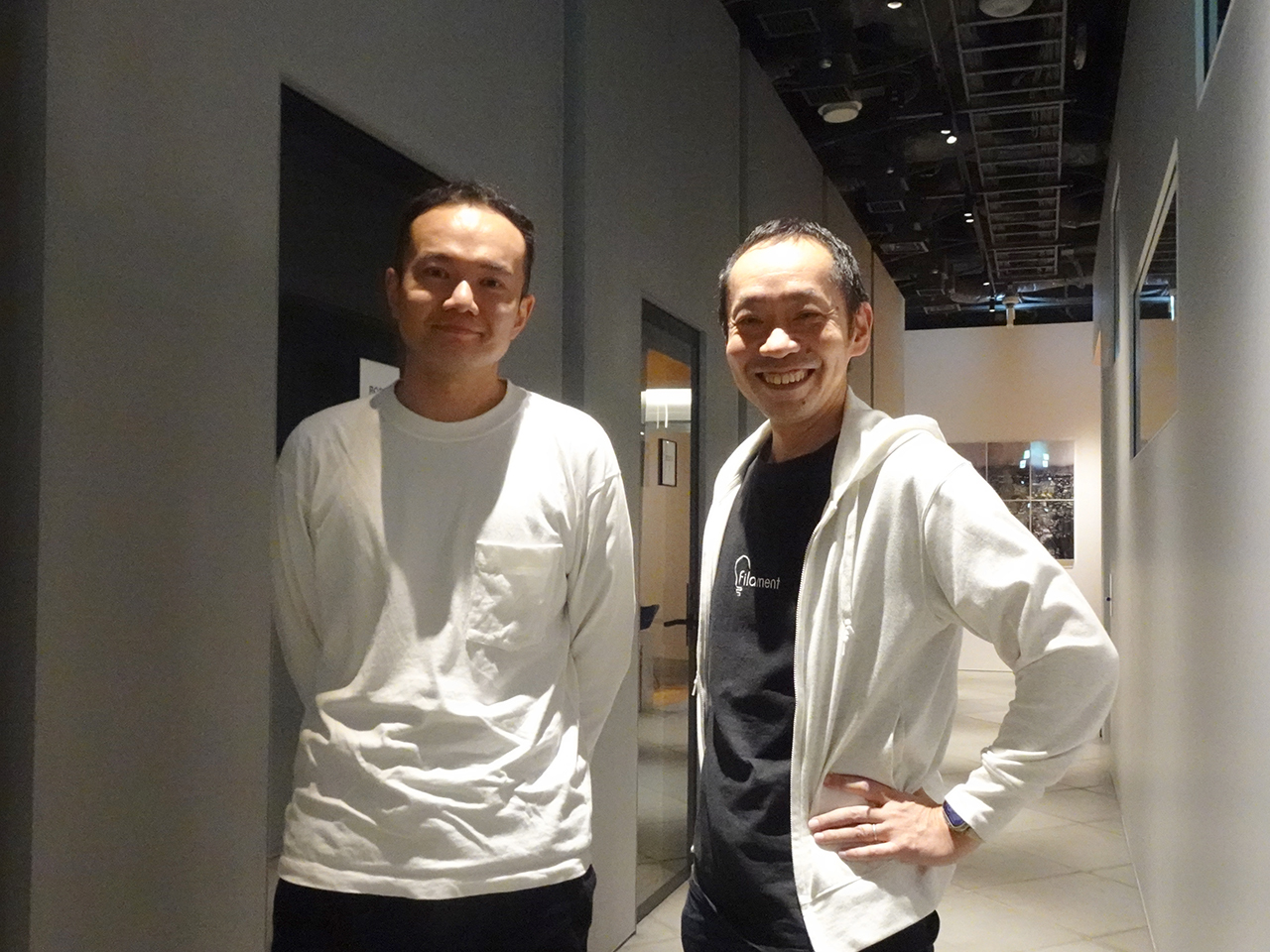 セブン銀行 セブン・ラボ 調査役の山方大輝氏（左）とフィラメントCEOの角勝氏（右）