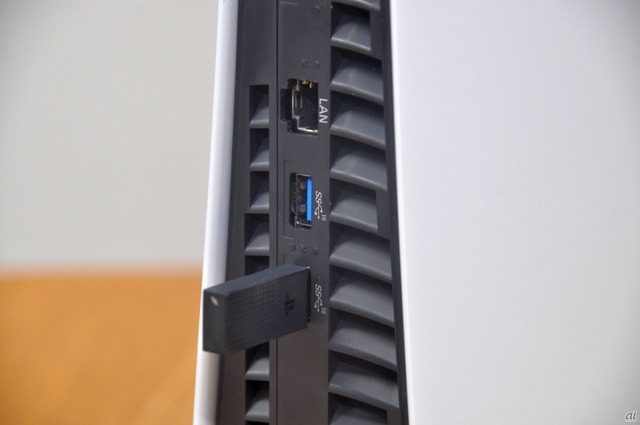 　新型PS5本体の場合は、背面にPlayStation Link USBアダプターを差し込む形となる。