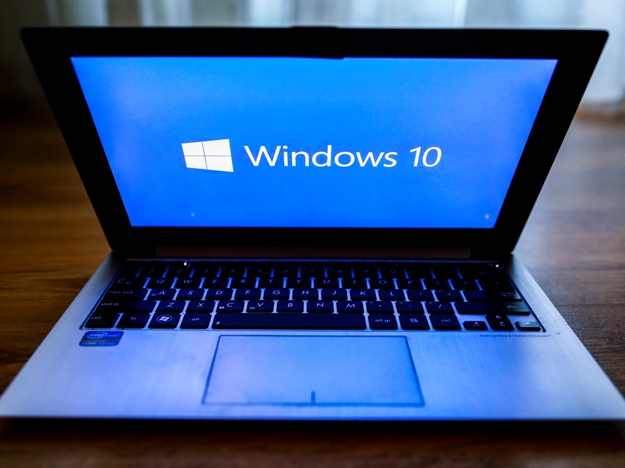 Windows 10の画面を表示したノートPC