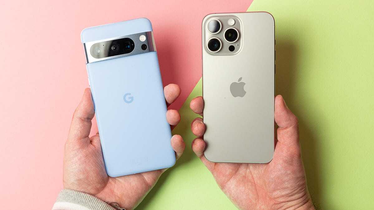 Pixel 8 Pro（左）とiPhone 15 Pro