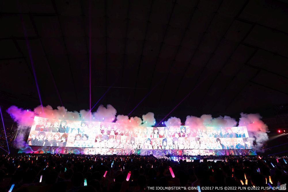 東京ドームで「アイドルマスター」と「ラブライブ！」がコラボした夢のライブイベントが開催。2日間で総出演者100名以上で100曲を披露。配信含む27万人を動員した注目のステージとなった