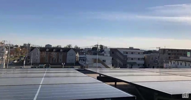 つくば事業所の屋上に設置された太陽光発電設備