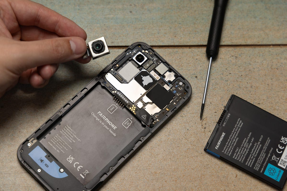 修理中のFairphone製スマートフォンの写真