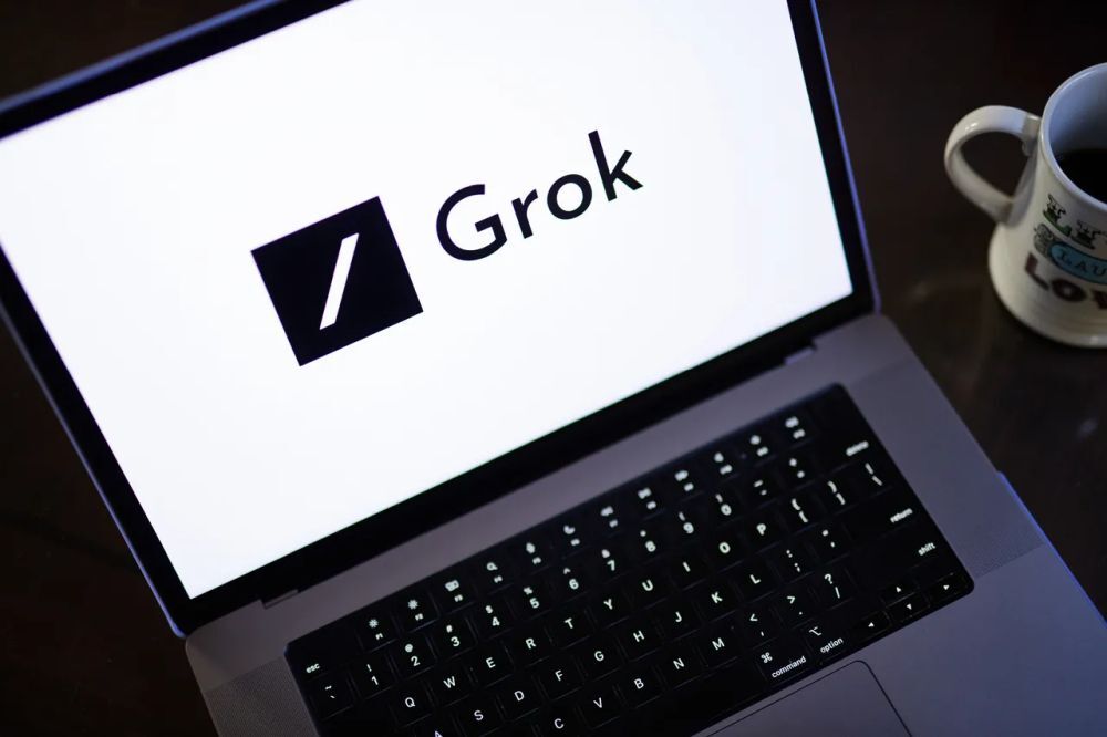 Grokのロゴを表示したノートPC
