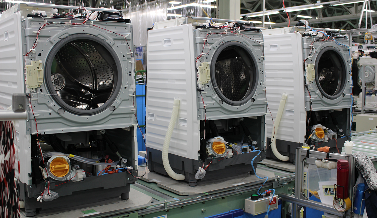 日立GLS多賀事業所のドラム式洗濯乾燥機の新組立ライン。指定価格制度対象製品を生産している