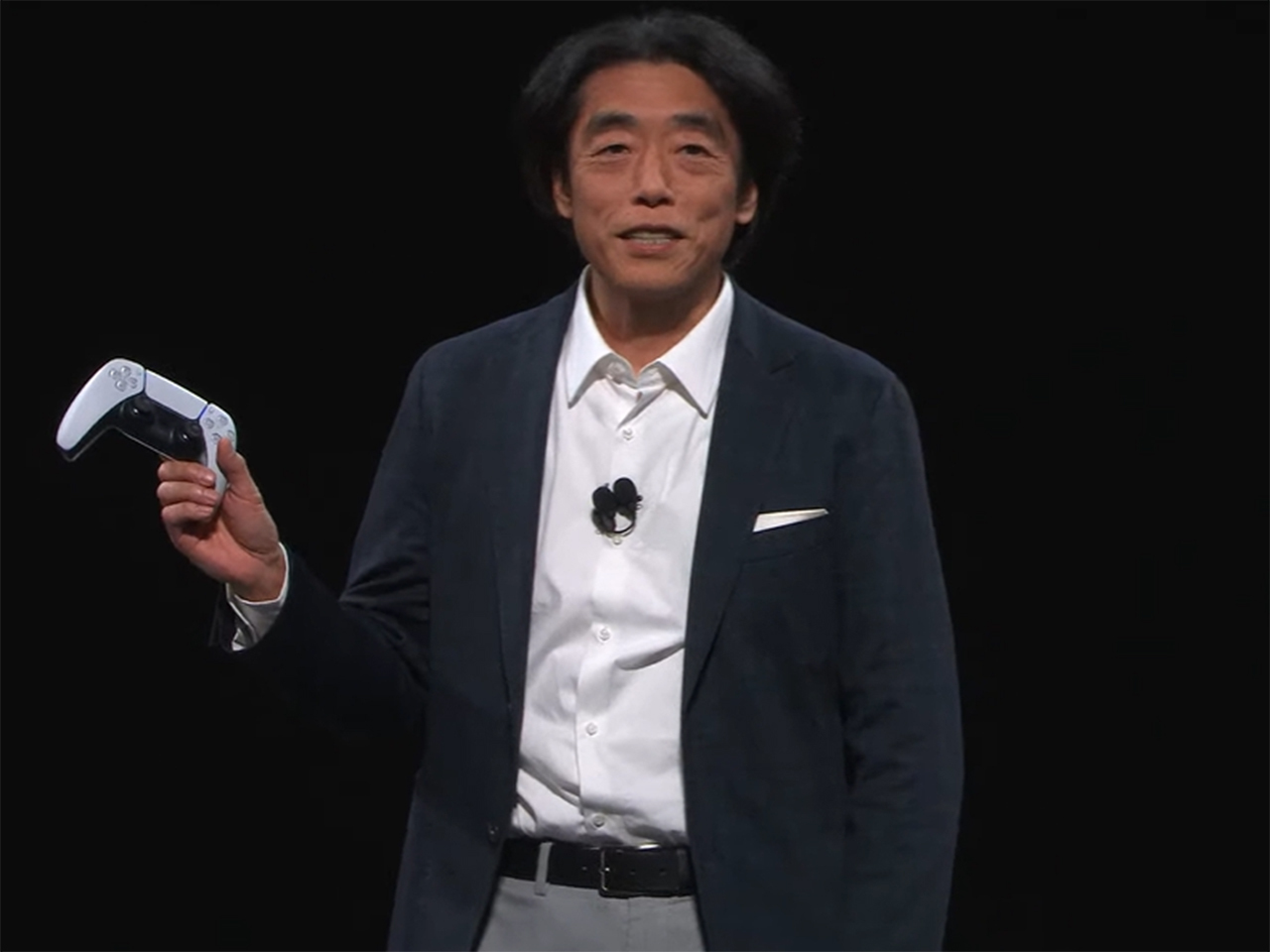 ソニー・ホンダモビリティ 社長兼COOの川西泉氏。PlayStationコントローラを操作して、最新のプロトタイプであるAFEELAをステージに登場させた