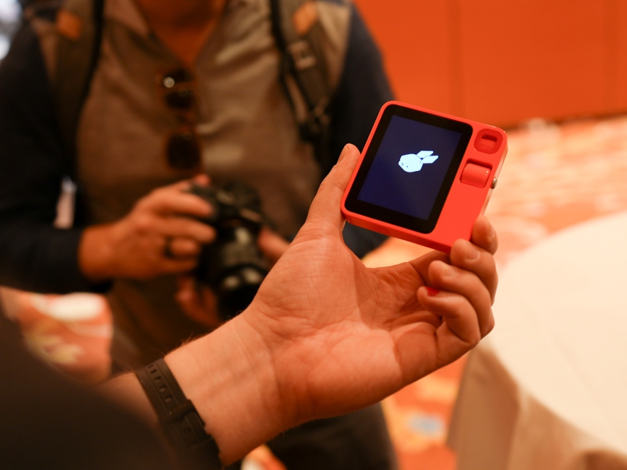 AIポケットコンパニオン「rabbit r1」、予約販売が初日で1万個を AIポケットコンパニオン「rabbit r1」、予約販売が初日で1万個を