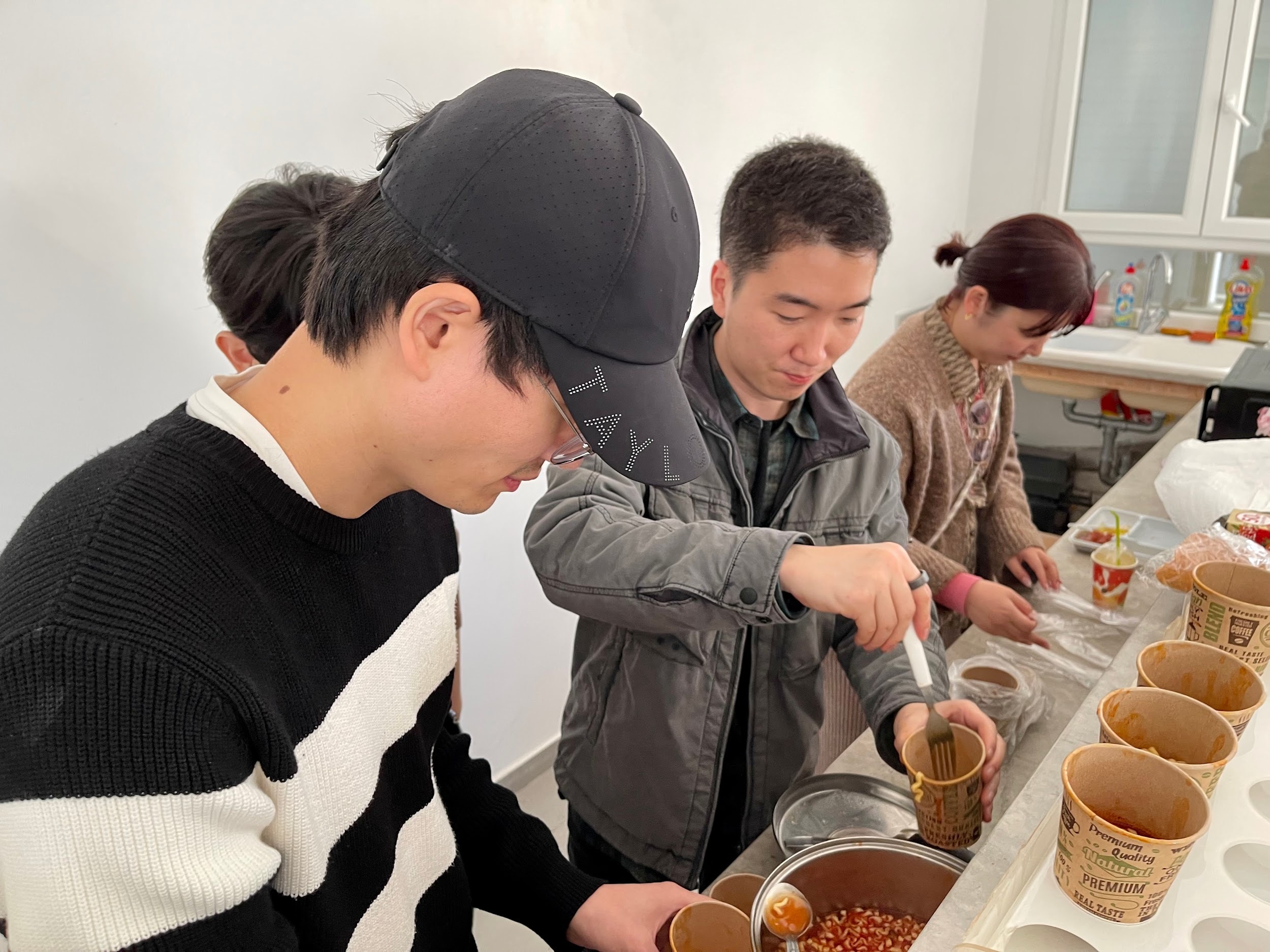 韓国の社員は韓国風ラーメンを作る

