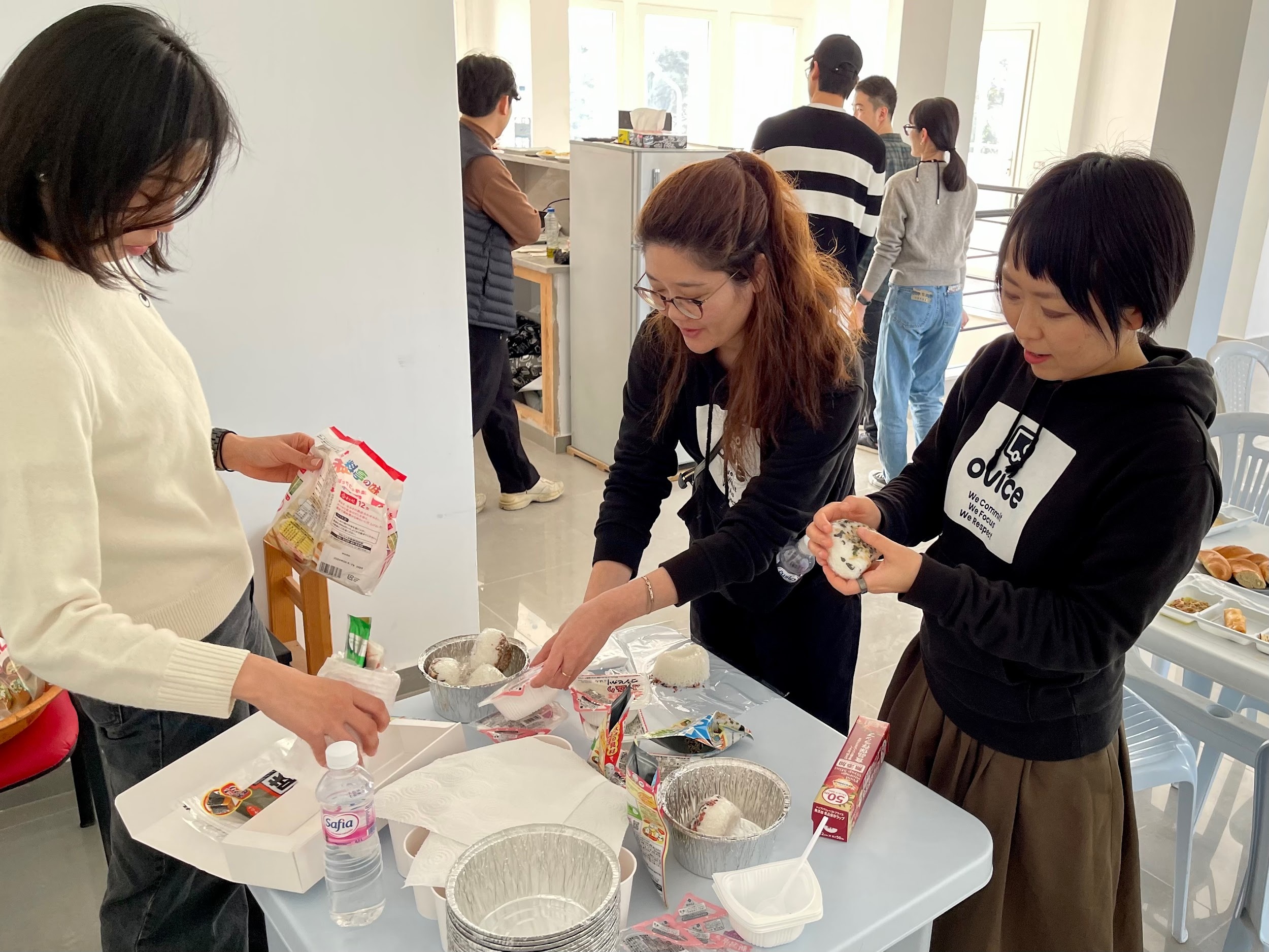 日本の社員はおにぎりと味噌汁を作る