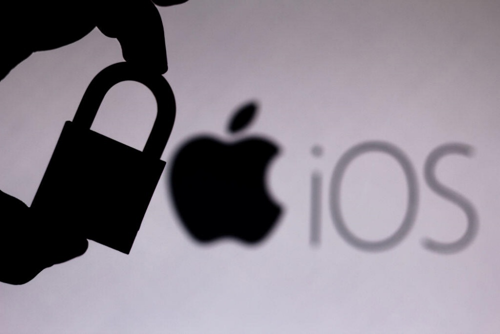 AppleのロゴとiOSの文字、南京錠のシルエット