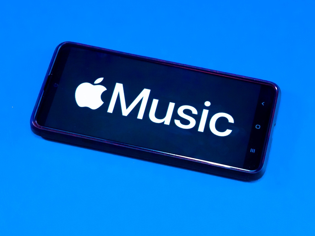 Apple Musicのロゴを表示したスマホ