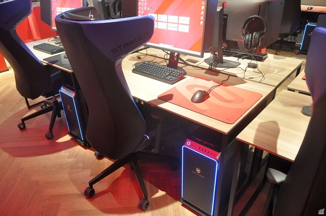 　設備として、ガレリアのハイスペックゲーミングPC、ゲーミングチェアはオカムラのSTRIKER SEATING EXを用意。