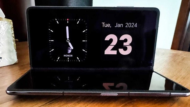 　時計が表示されたMagic V2。

