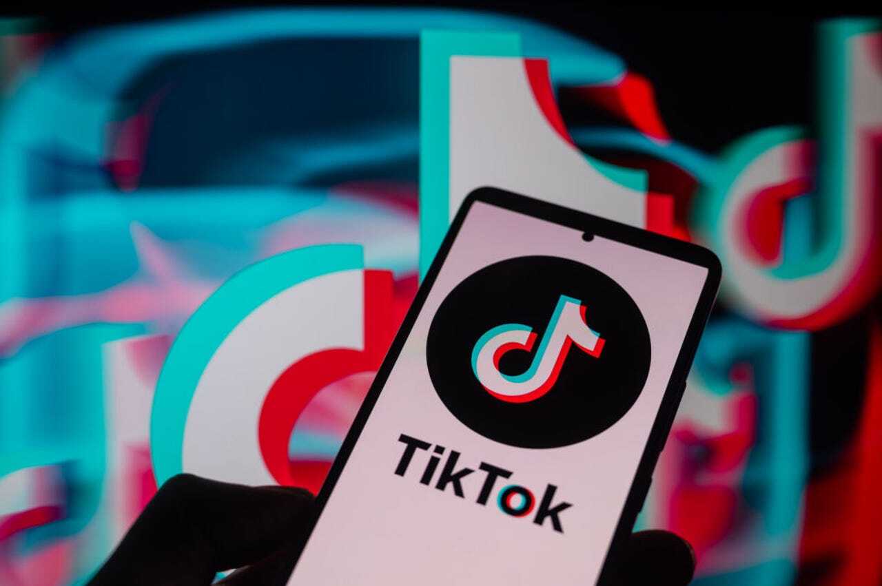 TikTokのロゴを表示したスマートフォン