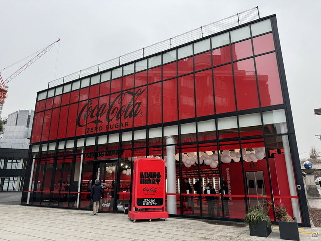 コカ･コーラシステムは2月6日、CMの世界観を再現した「コカ･コーラ ゼロ」が生きているような実店舗「LIVING MART by Coca-Cola ZERO」を原宿にオープンした。18日までの期間限定となっている。原宿駅東口から徒歩2分のヨドバシJ6ビルで11時～19時まで開催されている。