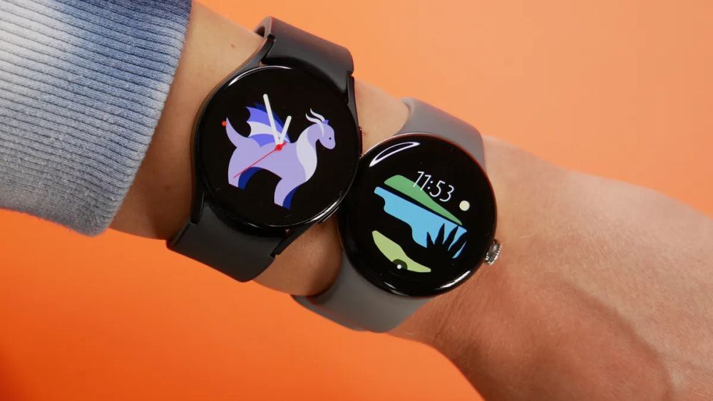 サムスンの「Galaxy Watch 5」とGoogleの「Pixel Watch」を着けた腕