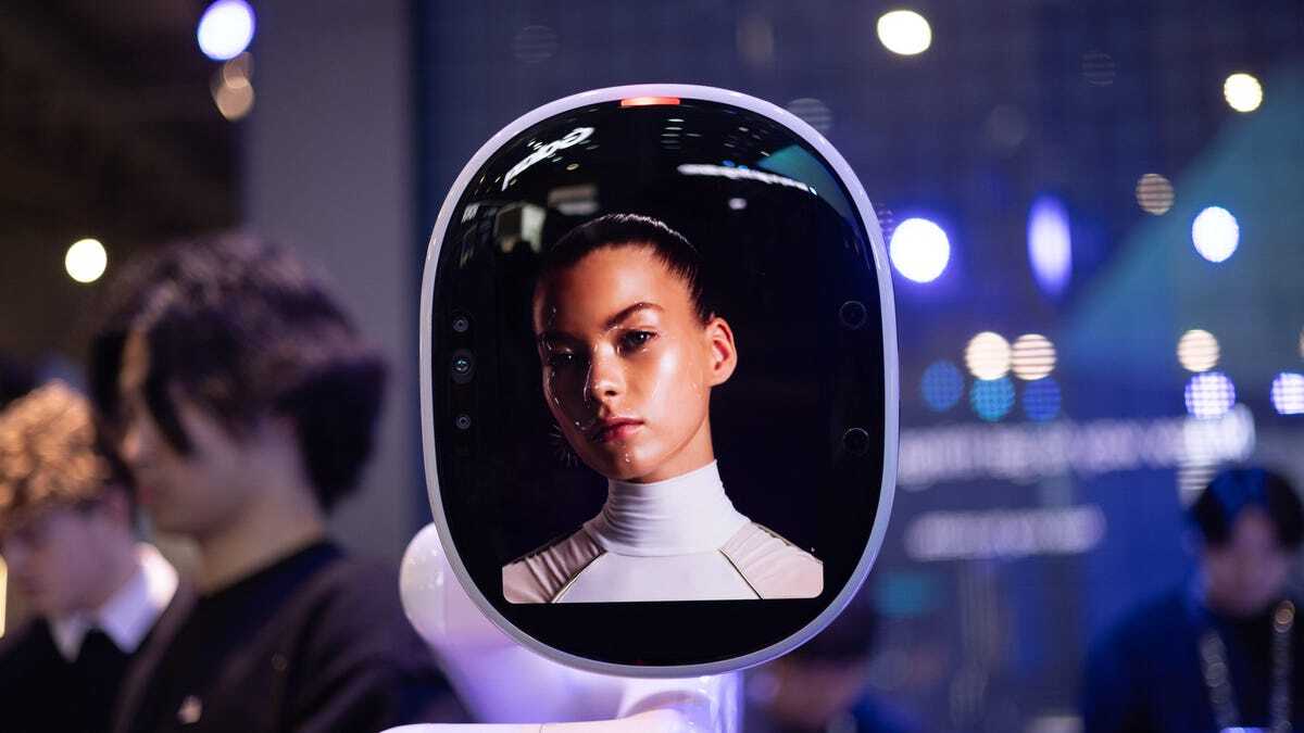AIで生成された顔がロボットに映し出されている様子
