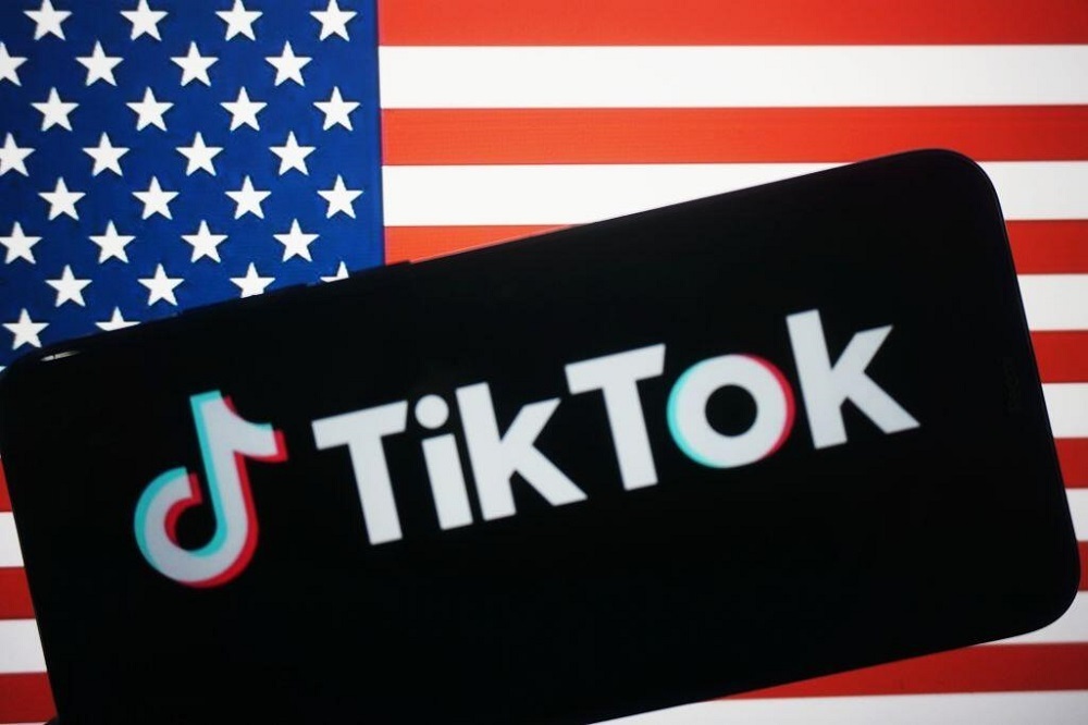 星条旗の上に重ねられたTikTokのロゴ提供：Getty