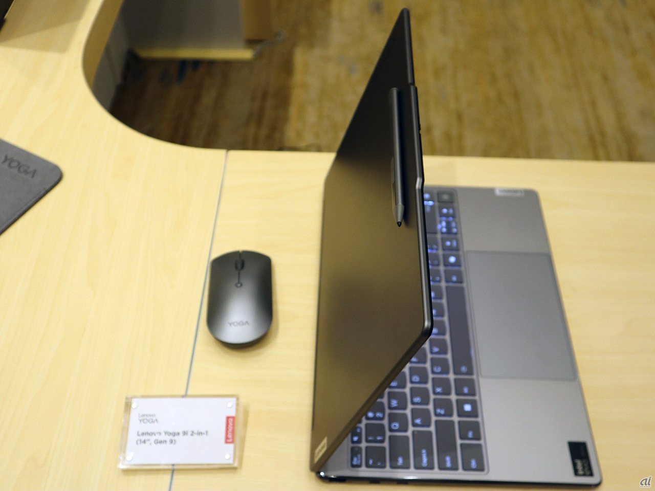 Lenovo Yoga 9i 2-in-1 (14”, Gen 9)。ペンは磁石で固定される