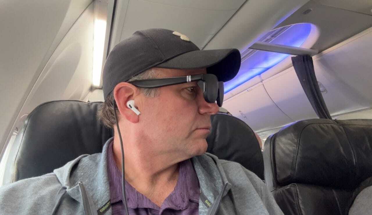 VRメガネをかけて電車に乗る筆者