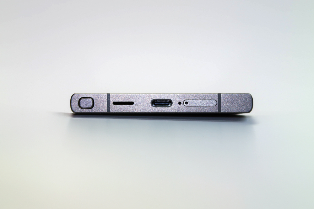 底部にはSペンを収納するほか、USB type-Cコネクタ、SIMカードスロットが配置されている