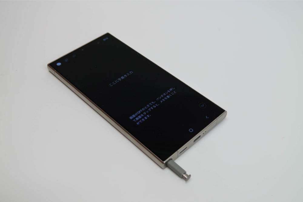 ペンを取り出してすぐメモがとれるのは、「Galaxy Note」から引き継いだUltraの特徴だ