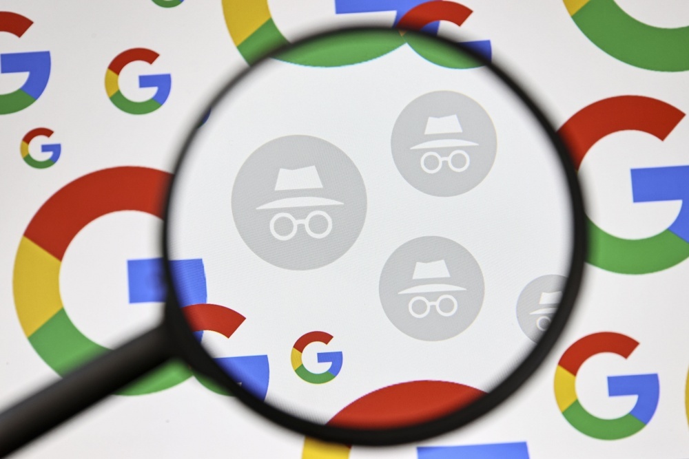 Googleのロゴと拡大鏡