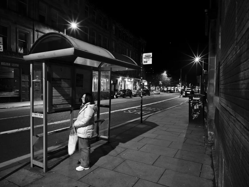 夜のバス停を撮影したモノクロ写真