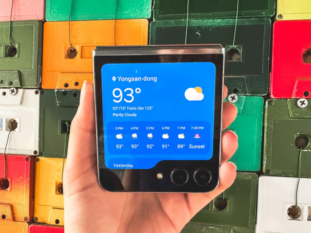 Galaxy Z Flip5のカバーディスプレイに天気予報アプリが表示されているところ