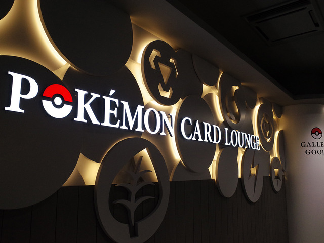 　5階「POKEMON CARD LOUNGE」はポケモンカードゲームが体験できる場所。関連商品やオリジナルグッズも購入できる。