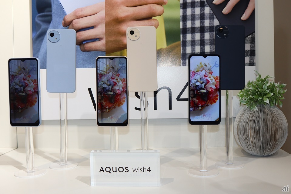 （左から）「AQUOS wish4」の「ブルー」「ホワイト」「ブラック」