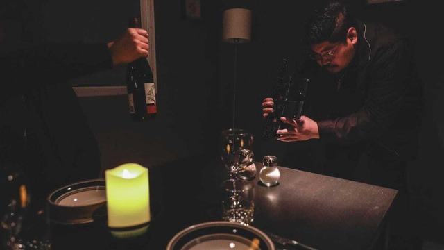 　エンジニアリング技術者のJesse Barbon氏が、Googleカメララボにある擬似カフェの中で、Pixel 7 ProとPixel 8 Proを並べて撮影している。