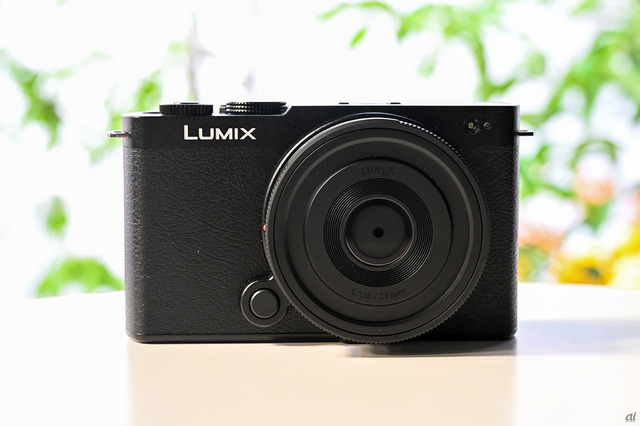 　パナソニックが発表した「LUMIX S9」。フルサイズセンサーを搭載した小型軽量カメラだ。