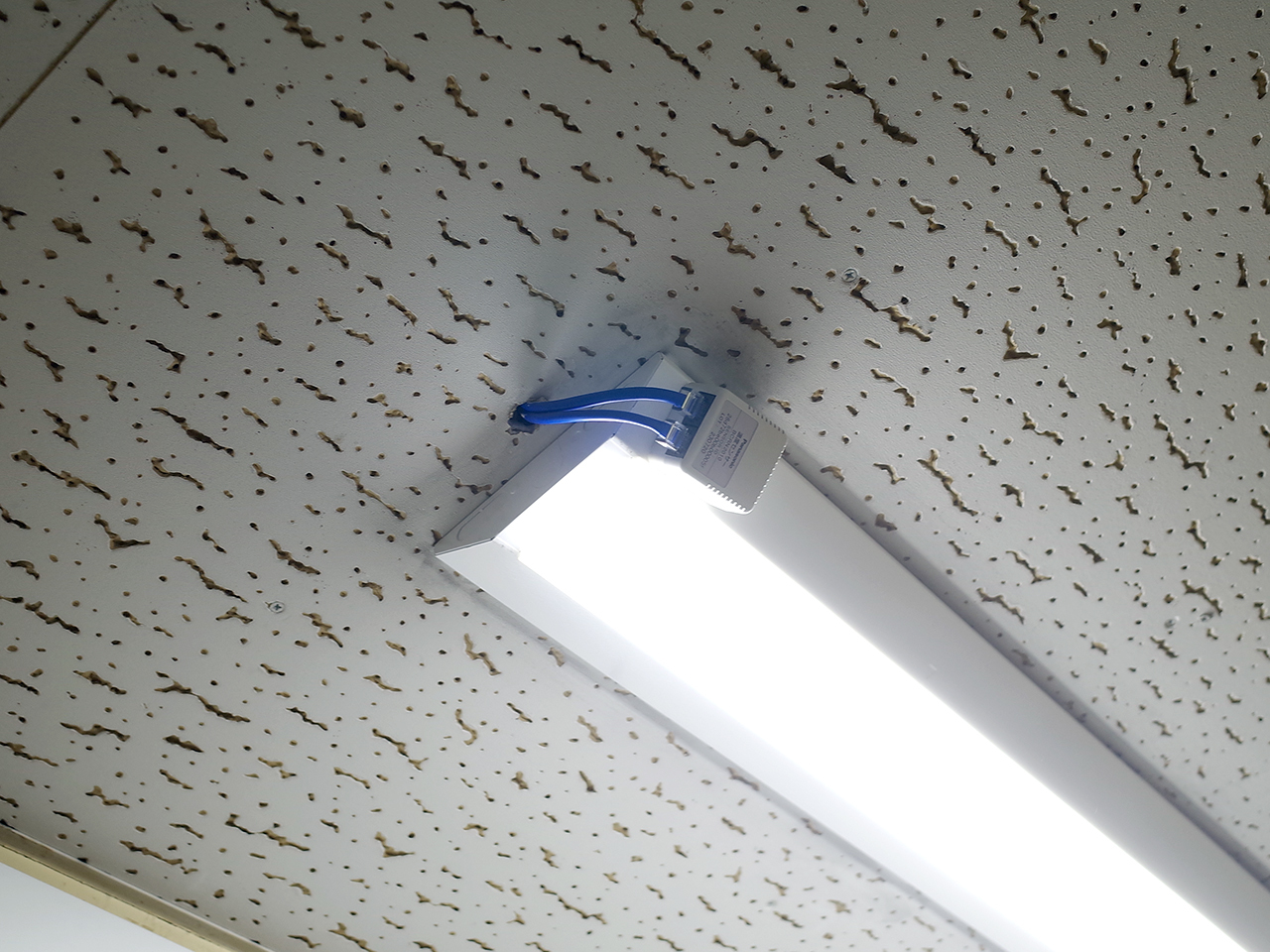 LED照明器具の横に取り付けられている白いボックスが温度センサー