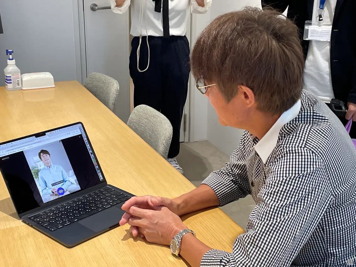 自身のAI音声対話型デジタルヒューマンと対面する野々村真さん