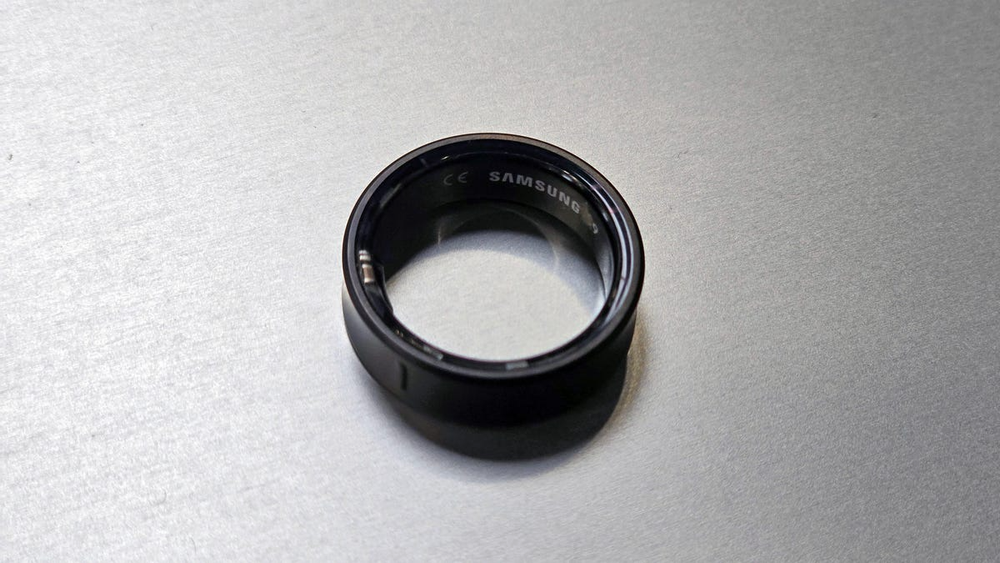 ブラックのGalaxy Ringの写真。リングの内側に「SAMSUNG」の文字がある