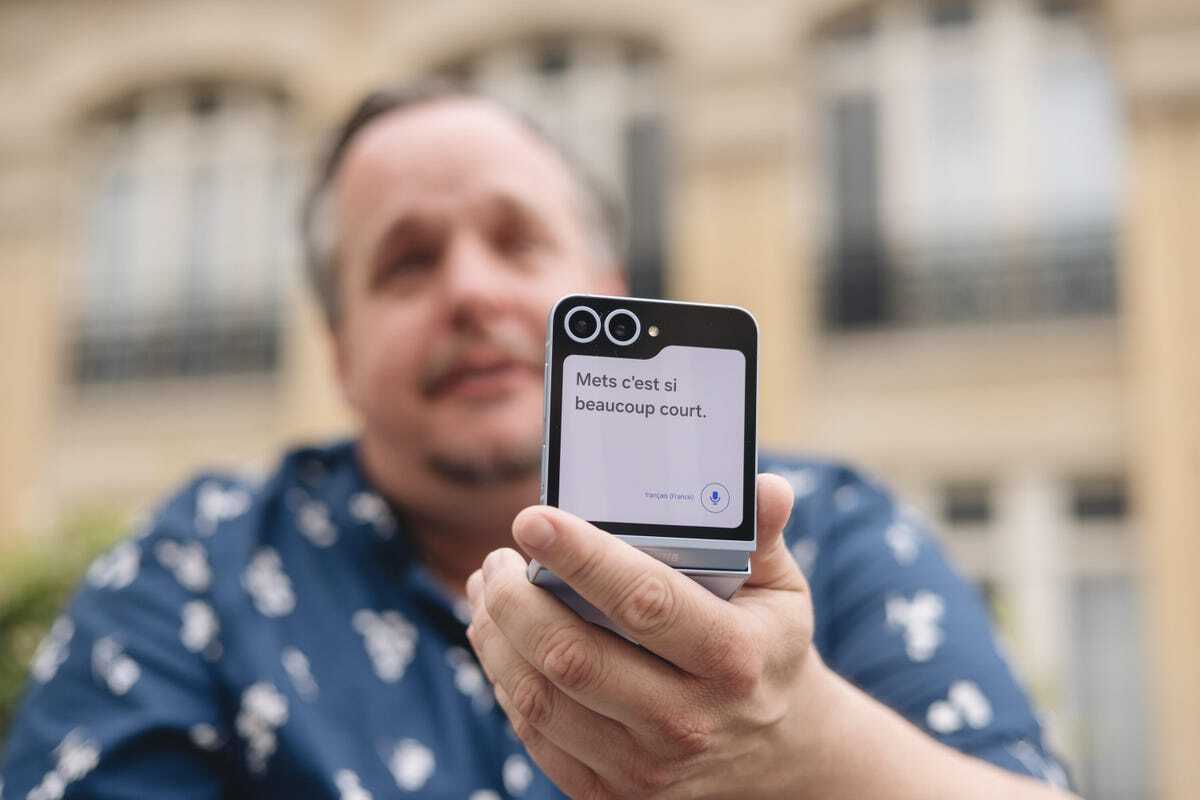 Galaxy Z Flip6で通訳機能を使う様子