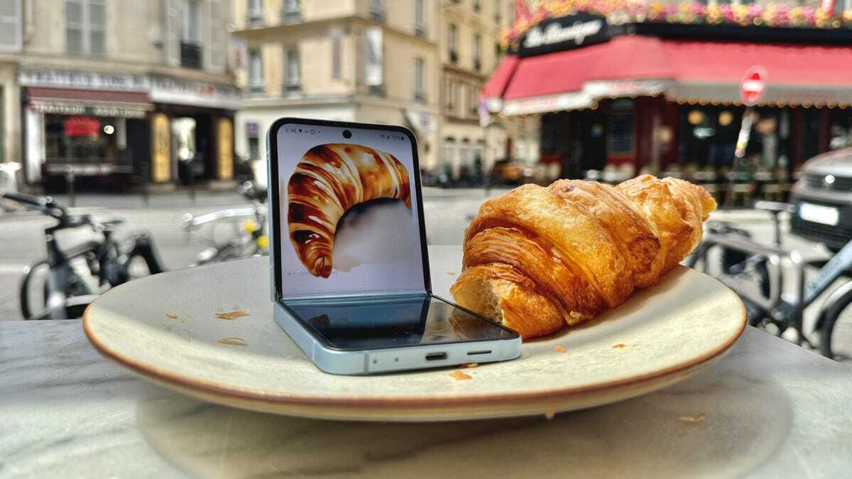 AI生成のクロワッサンの画像を表示したGalaxy Z Flip6と、本物のクロワッサン