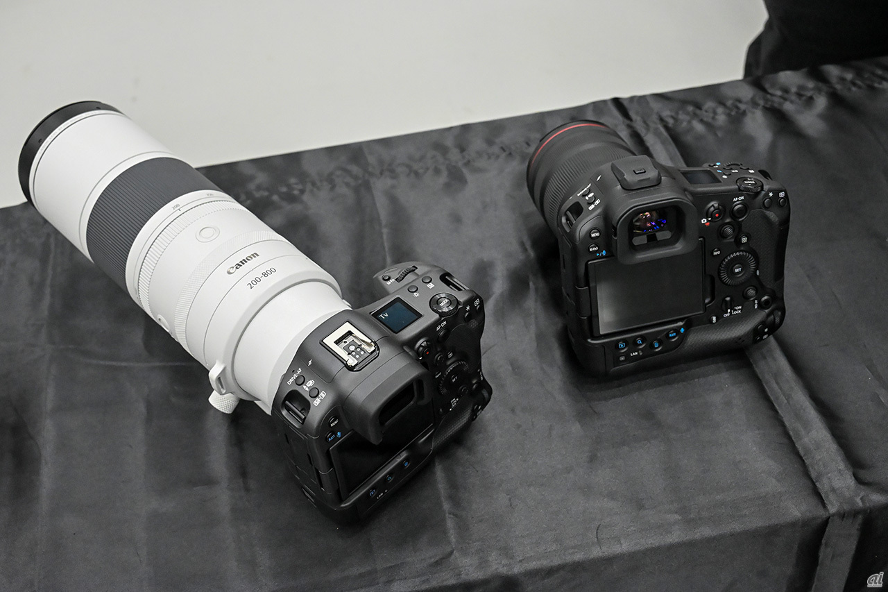 従来の最上位機種だった「EOS R3」（左）とEOS R1（右）